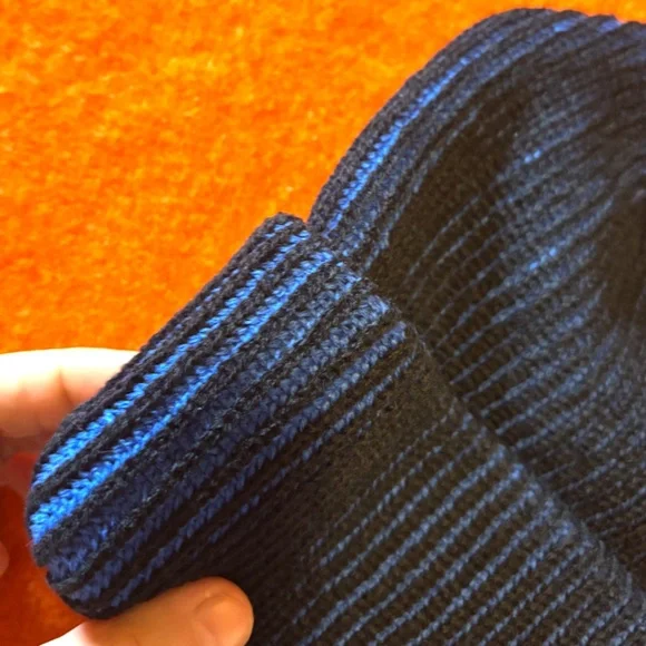 Unisex blue and black contrasting chunky rib knit tuque made in Canada NWT - Picture 3 of 8